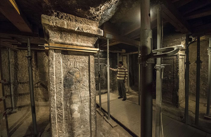 这个墓穴包括三个独立墓室,有楼梯可直接通向主墓室。