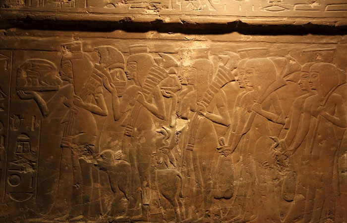 墓穴内第二个房间墙上的雕刻显示,在葬礼仪式上,玛雅位居其他人之前。