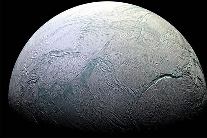 NASA专家认为羽状喷流下方还有液态海洋,这些海洋与岩石直接接触,类似地球上的深海环境