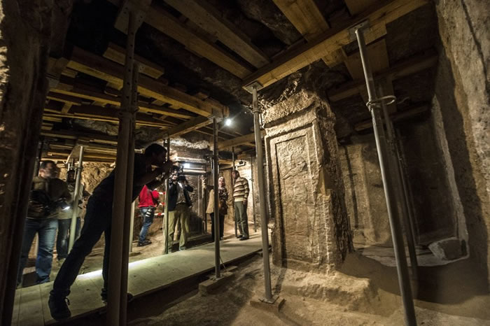 记者率先探究墓穴。