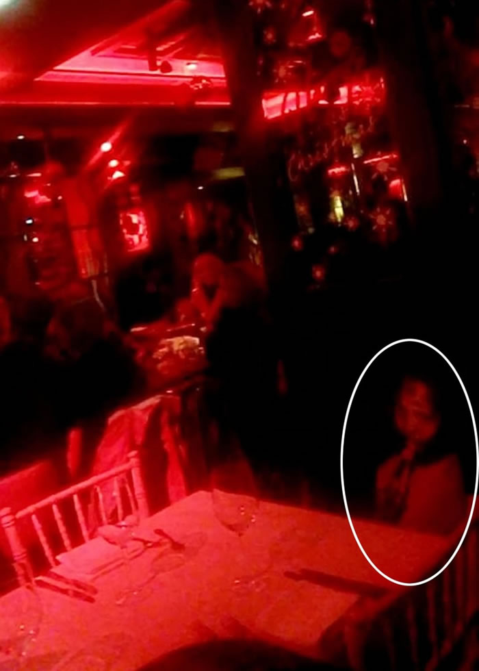 “小女孩”脸上有刀伤痕迹,更直勾勾的看着镜头。