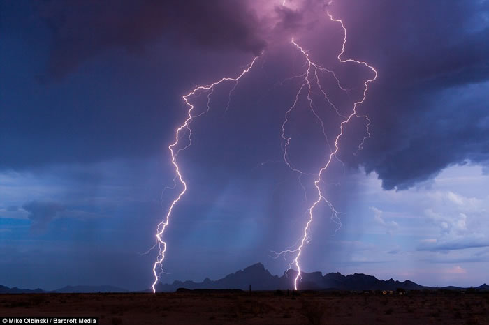 美国摄影师在“龙卷风走廊”抓拍闪电、冰雹、超大胞雷雨云等极端天气现象