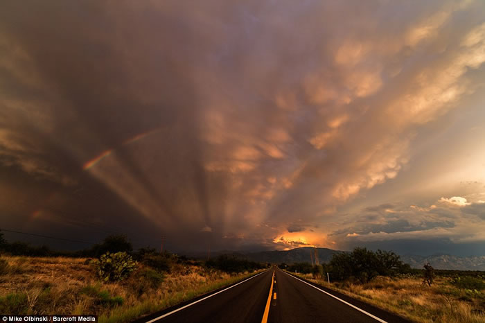 美国摄影师在“龙卷风走廊”抓拍闪电、冰雹、超大胞雷雨云等极端天气现象
