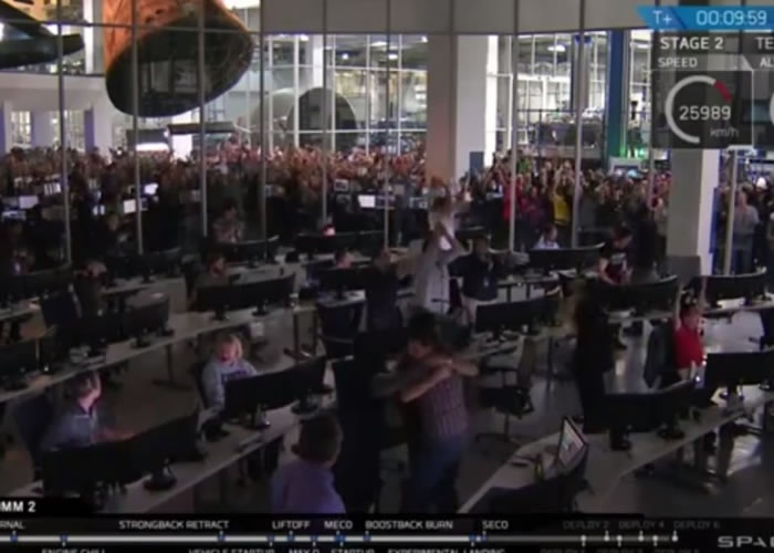 “猎鹰九号”火箭成功发射并回收一刻,地面控制人员及其他人大为兴奋。