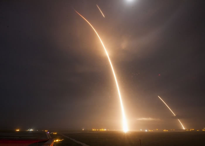 “猎鹰9号”降落地面