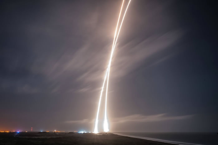 当地时间12月21日,美国佛州卡纳维拉尔角,SpaceX“猎鹰9号”火箭发射升空。8分钟后,火箭成功着陆实现回收利用。