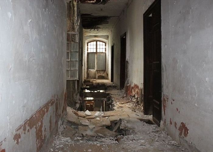 内部一片颓垣败瓦,路不成路。