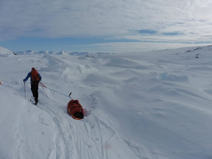 罗拔臣拖极重装备于极地上独自行走