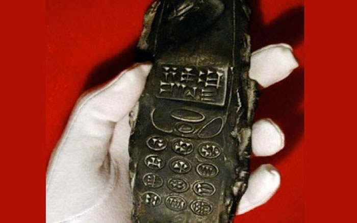 “有800年历史的手机”实际上是一部手机的粘土模型,按键上还刻有古老的楔形文字。