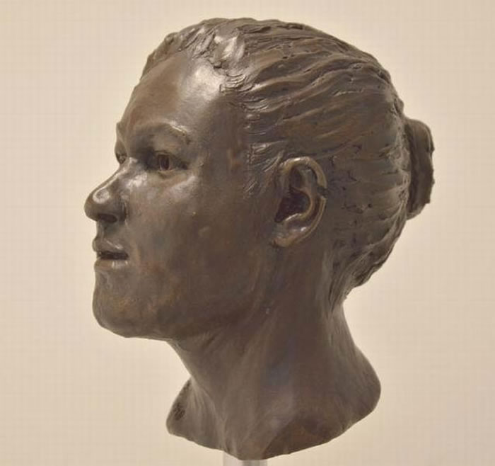 科学家重建了贝尔法斯特坟墓新石器时期女子的头像,推测她长着黑色头发,棕色眼睛。