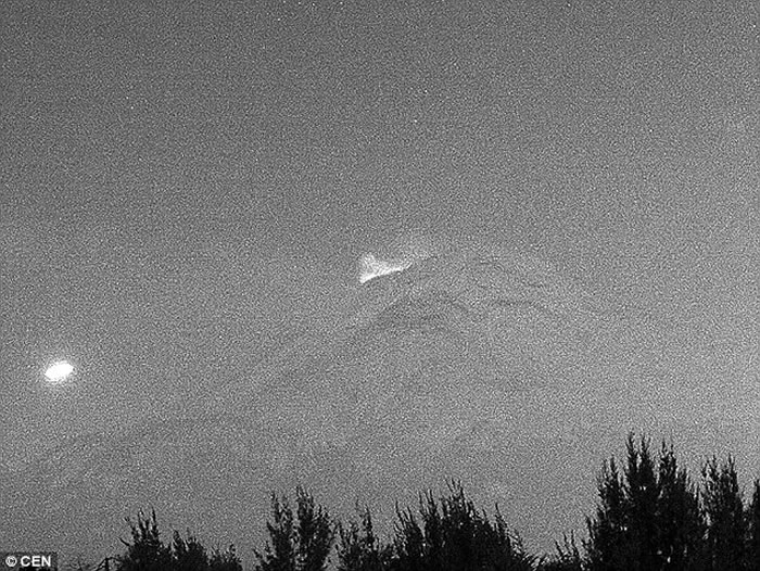 UFO在火山附近出现