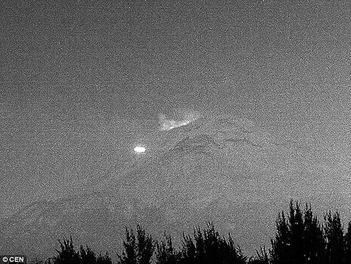 阴谋论家指UFO的出现,印证了外星人在监控地球之说。