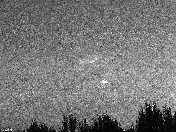 UFO飞近墨国火山,阴谋论:外星人监控地球