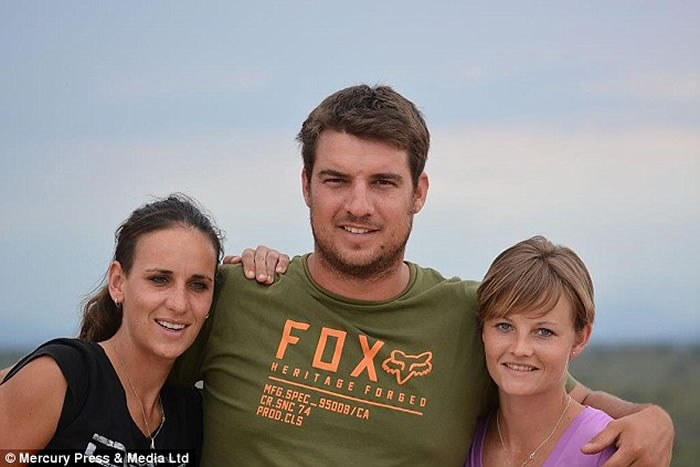 维尔容(左)及佩蒂特(右)早前结伴到南非克鲁格国家公园参加生态游。