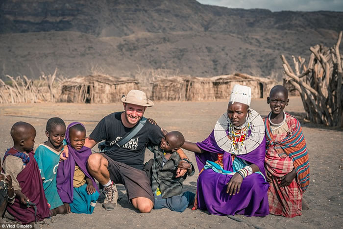 罗马尼亚摄影师Vlad Cioplea探访坦桑尼亚部落生活:吃猴肉吸大麻