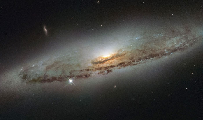 ��Ů��������ϵNGC 4845�����о޴󳬼��ڶ�