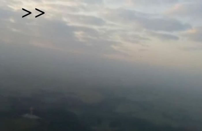 Ӣӳ˷ɻʱĵUFOذ׵һ