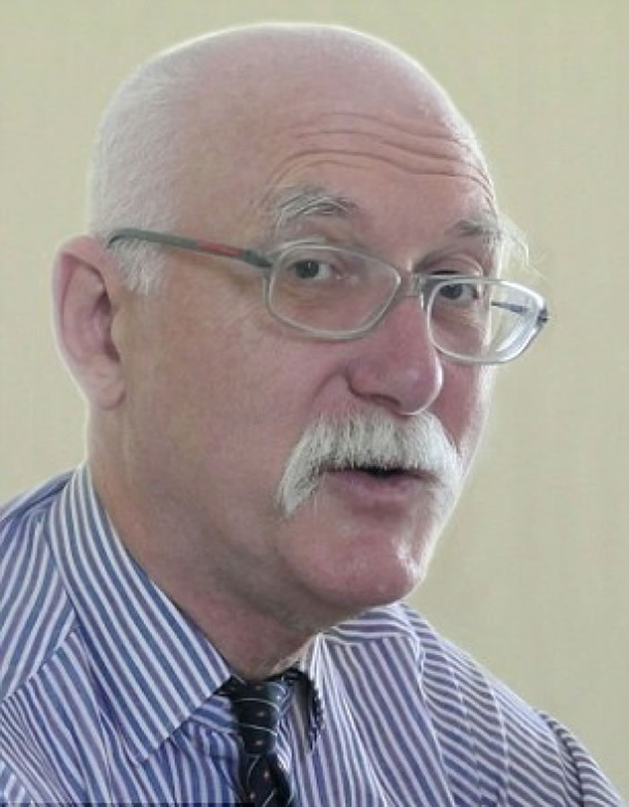 布雷兹(图)一直研究有关亚瑟王的历史。