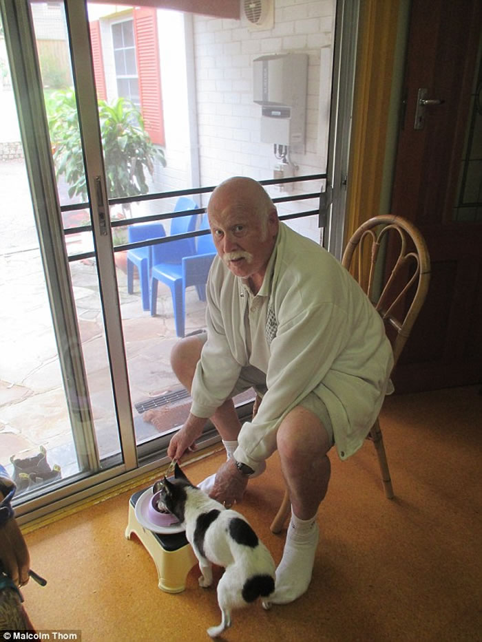 澳洲悉尼北部老人在自家后院目睹巨型蜥蜴捕捉野兔的震惊情景