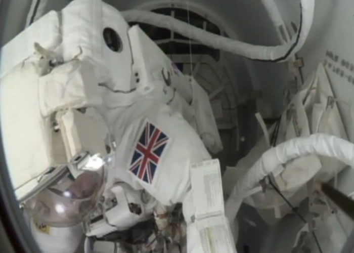 皮克(图)进行首次太空漫步