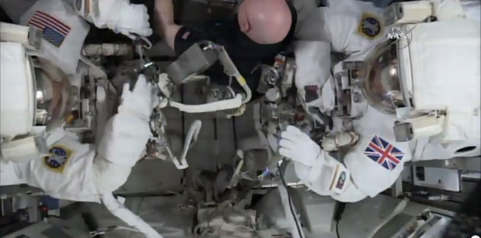 皮克(右)与拍档科普拉(左)一同维修国际太空站外的一个发电组件。