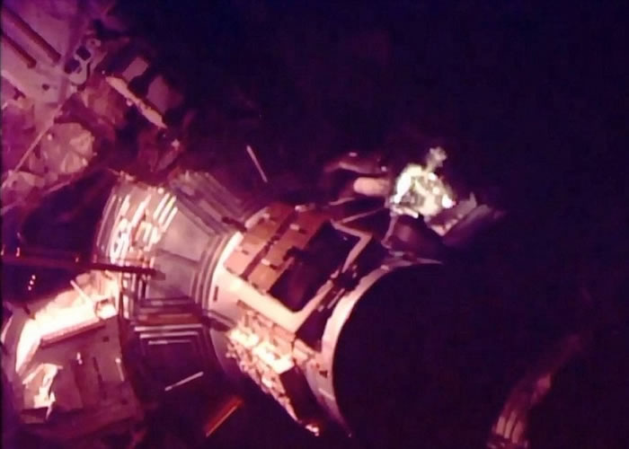 他们要在黑暗的环境下工作。