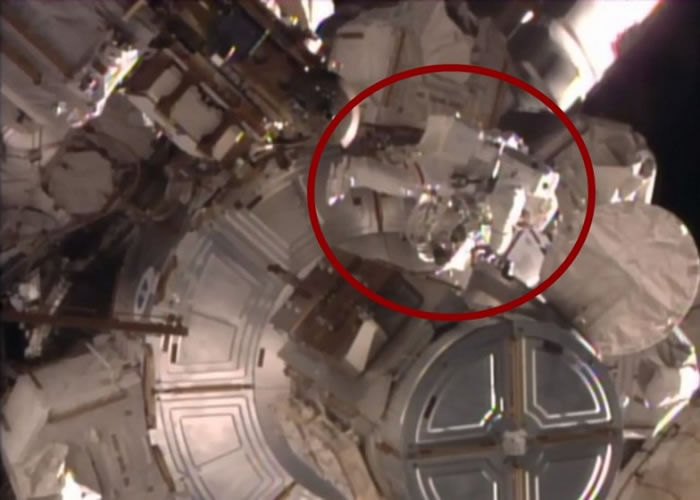 科普拉(红圈示)在维修该故障的发电机。