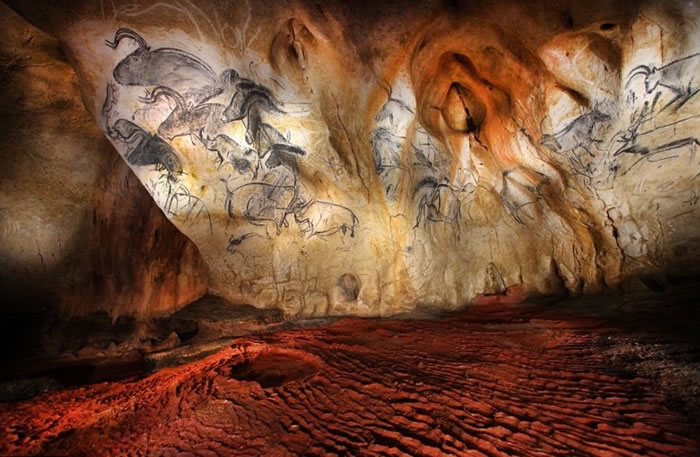 考古学家认为洞内的这幅壁画,是人类历史上第一幅的火山画。