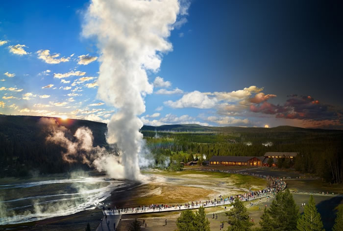 待在老忠实旅店楼顶的29个小时中,威尔克斯拍摄了2625张这道间歇泉的照片,它是黄石公园的主要景点之一。他看到了日出、也看到月升,并把两者都纳入了这张合成影像中