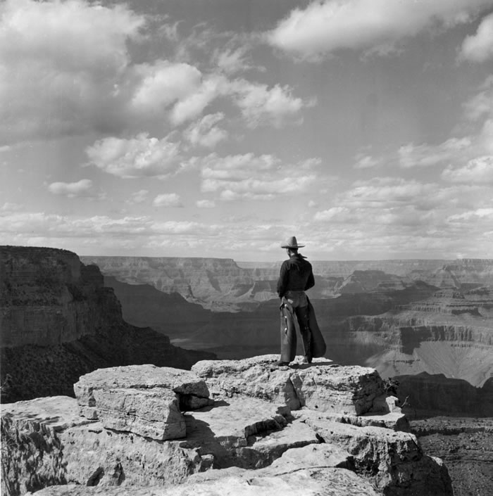 1935年左右,一名牛仔站在名符其实的「大观岬」眺望大峡谷。美国西奥多.罗斯福总统曾把亚利桑那州这座陡峭的峡谷称为「世界上没有其他地方能与之媲美的自然奇观。」。