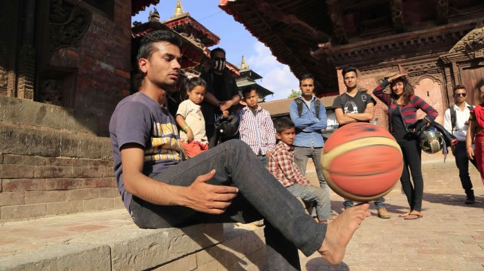 尼泊尔男子Thaneswar Guragai身怀绝技:可用身体多个部位转篮球