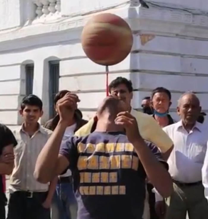 尼泊尔男子Thaneswar Guragai身怀绝技:可用身体多个部位转篮球