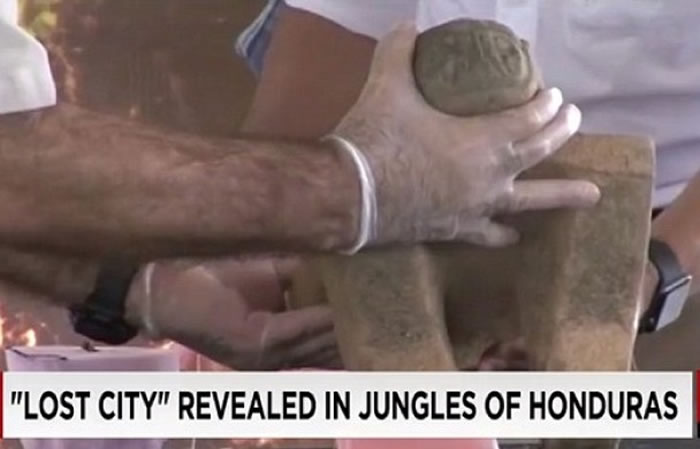 古物中有石雕及陶器。