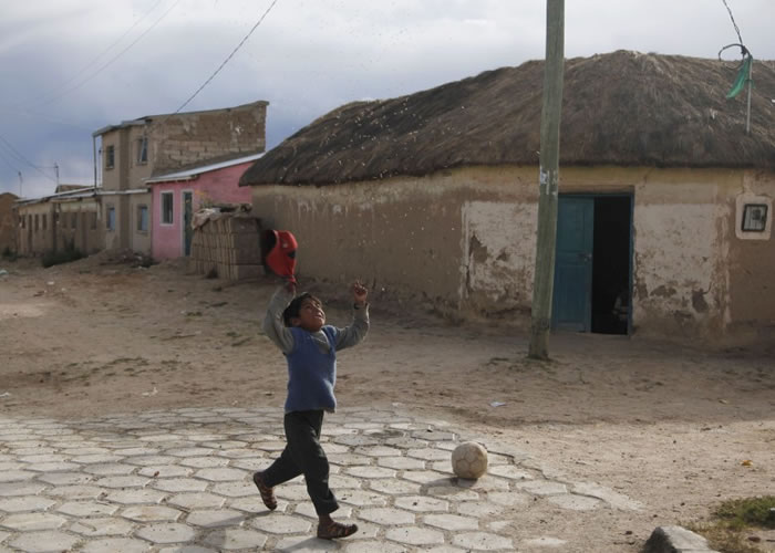 当地不断有居民迁出。图为当地小孩在玩耍。