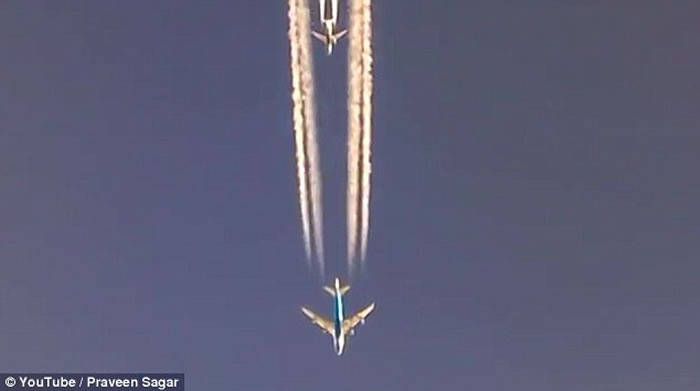 波音747客机直线加速超越波音737客机,场面惊险刺激