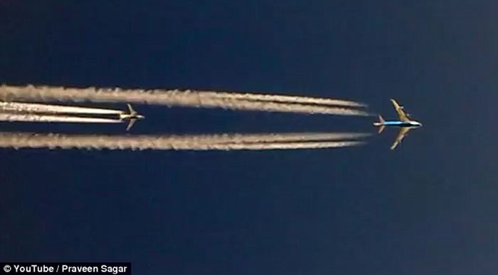 波音747客机直线加速超越波音737客机,场面惊险刺激