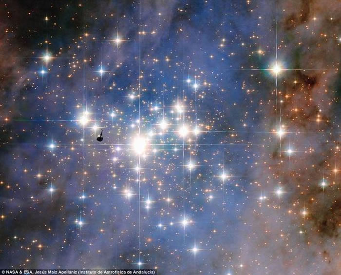 如图所示,这是哈勃太空望远镜拍摄的银河系最明亮星团——特朗普勒14星团,距离地球大约8000光年。