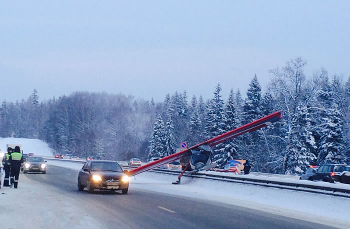 飞机迫降在高速公路中间的护栏上