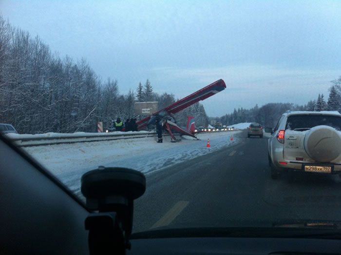 轻型飞机在莫斯科近郊的一条高速公路上迫降