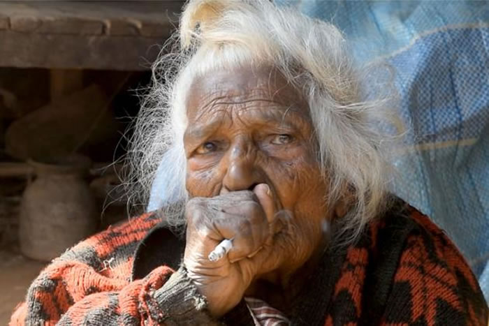 尼泊尔112岁人瑞Batuli Lamichhane烟龄已达95年 声称长寿的秘笈是一天吸30支烟