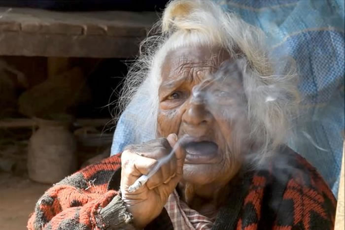 尼泊尔112岁人瑞Batuli Lamichhane烟龄已达95年,声称长寿的秘笈是一天吸30支烟