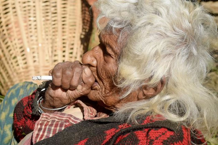 尼泊尔112岁人瑞Batuli Lamichhane烟龄已达95年,声称长寿的秘笈是一天吸30支烟