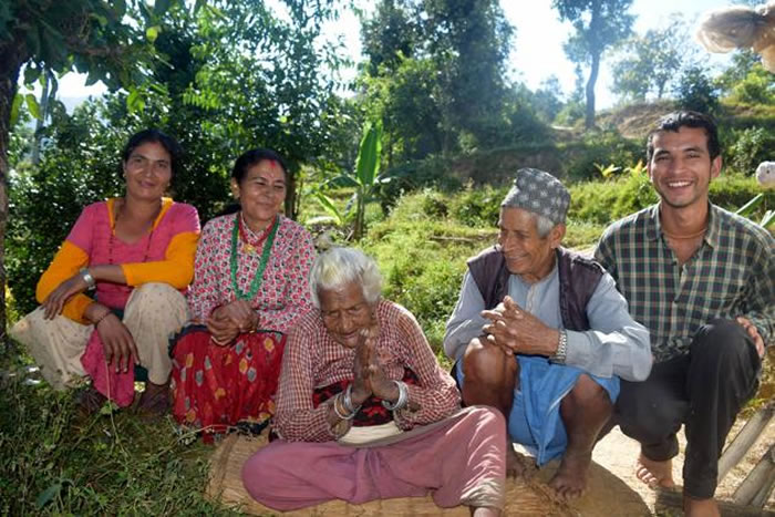 尼泊尔112岁人瑞Batuli Lamichhane烟龄已达95年,声称长寿的秘笈是一天吸30支烟