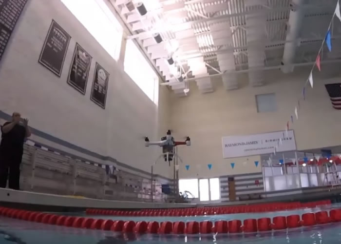 它的外型跟一般玩航拍用的四轴小型无人机无异。