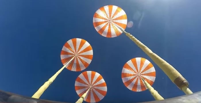 4个降落伞都成功打开。