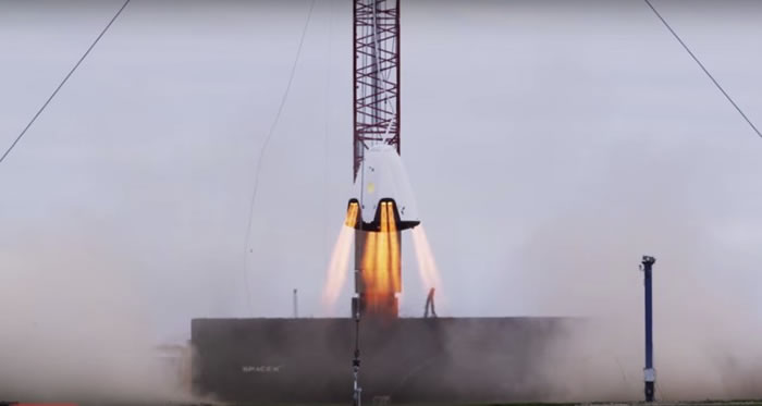 火箭引擎成功完成推进式降落。