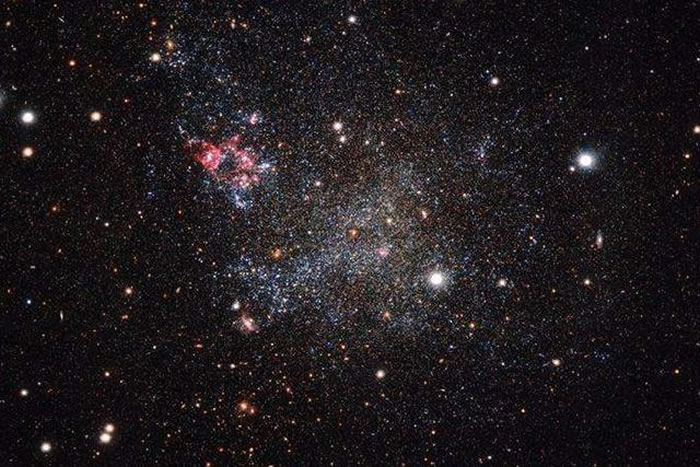 天文学家发现IC1613是一个不规则的矮星系,其中缺少了许多星系应该具备的功能
