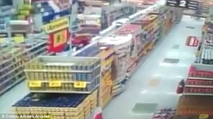 墨西哥某超市货架上的商品无缘无故散落地上 疑似被“鬼魂”控制