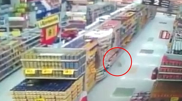 墨西哥某超市货架上的商品无缘无故散落地上,疑似被“鬼魂”控制