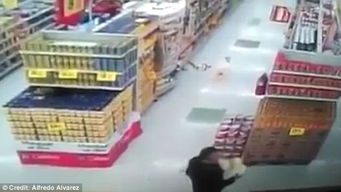 墨西哥某超市货架上的商品无缘无故散落地上,疑似被“鬼魂”控制